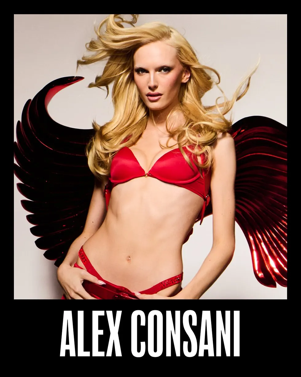 Alex Consani en ailes rouges laquées et lingerie rouge, portrait officiel du casting du Victoria's Secret Fashion Show 2026