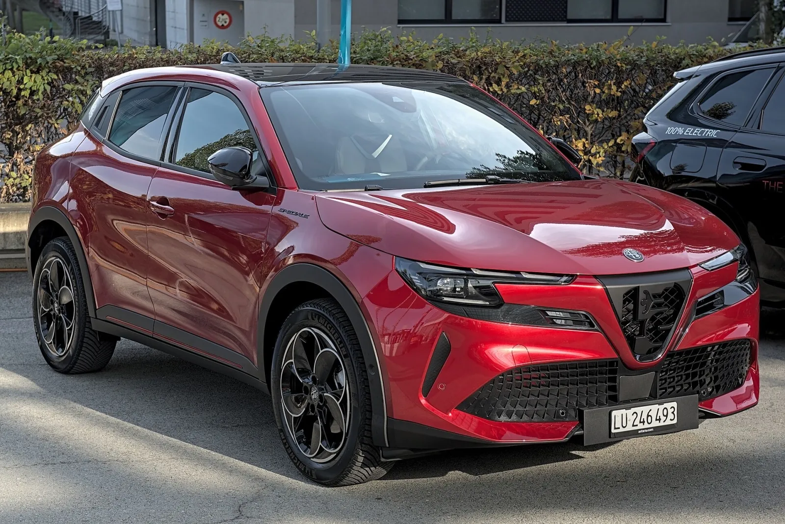 Alfa Romeo Junior rouge, SUV compact de la marque italienne, vue de trois quarts avant à l'arrêt