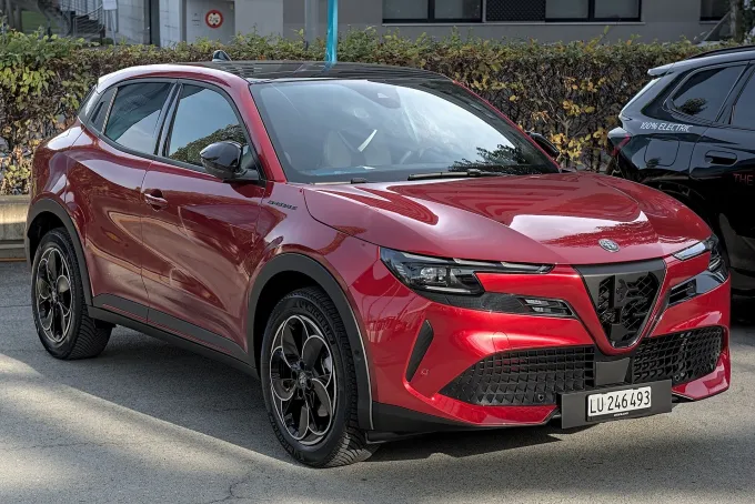 Alfa Romeo Junior rouge, SUV compact de la marque italienne, vue de trois quarts avant à l'arrêt