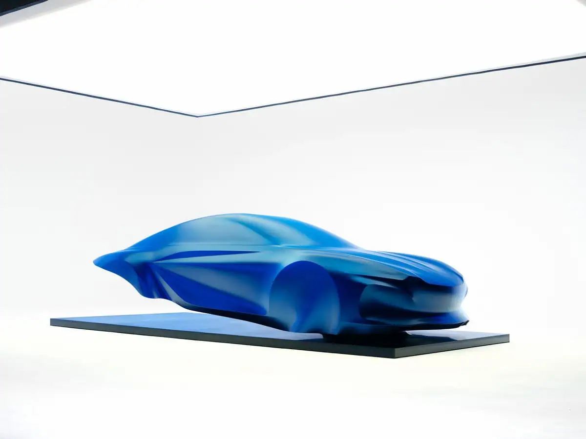Sculpture drapée de bleu évoquant la future Alpine A110 électrique