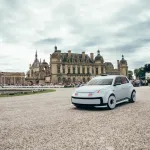 L'Alpine Lacoste A290 Rallye blanche devant le château de Chantilly, au milieu du public du concours d'élégance