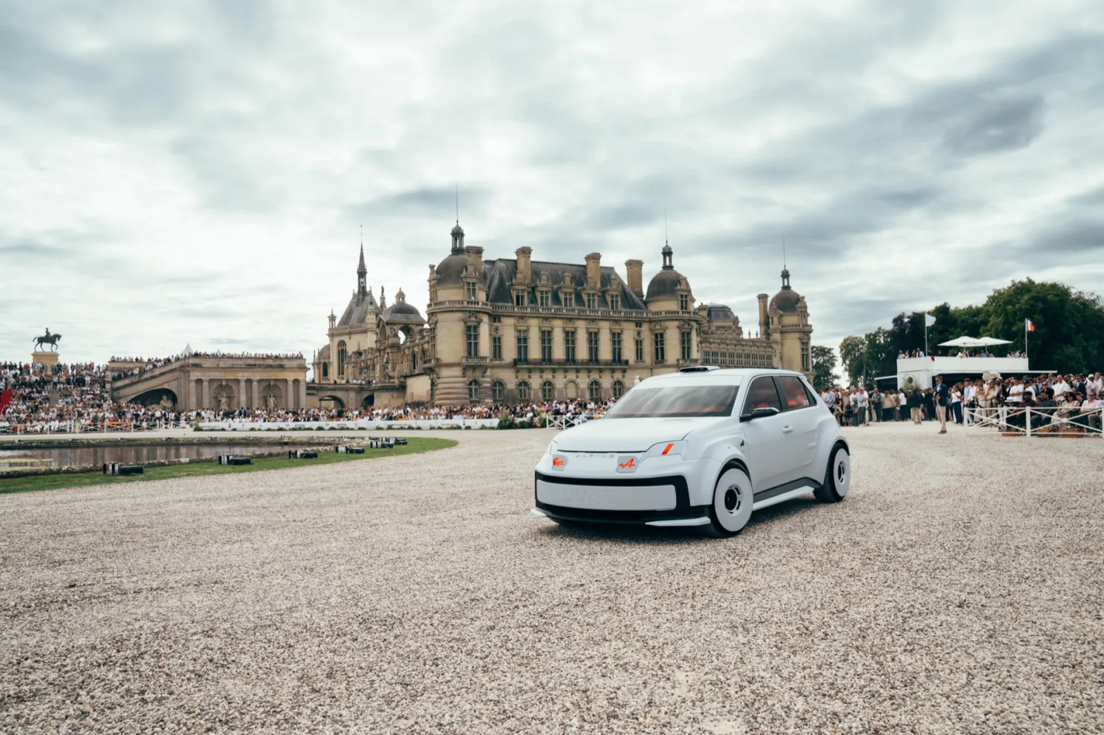 L'Alpine Lacoste A290 Rallye blanche devant le château de Chantilly, au milieu du public du concours d'élégance
