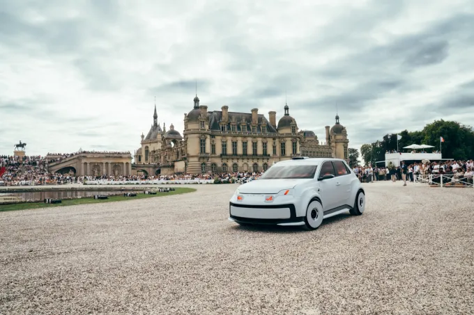 L'Alpine Lacoste A290 Rallye blanche devant le château de Chantilly, au milieu du public du concours d'élégance