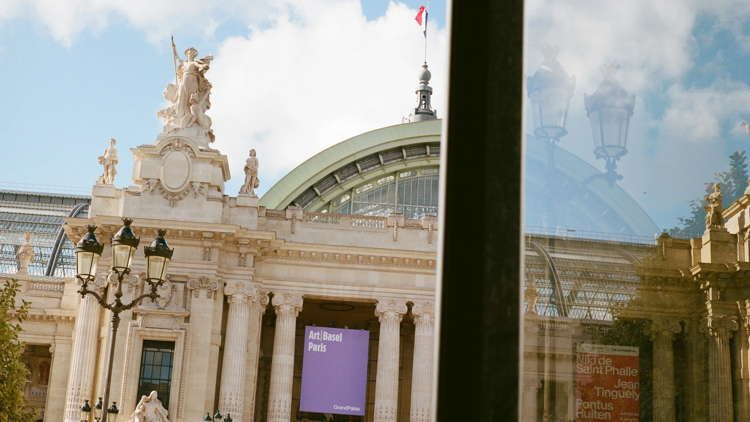 Façade du Grand Palais avec la bannière violette Art Basel Paris