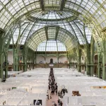 La nef du Grand Palais sous sa verrière, avec les stands des galeries d'Art Basel Paris