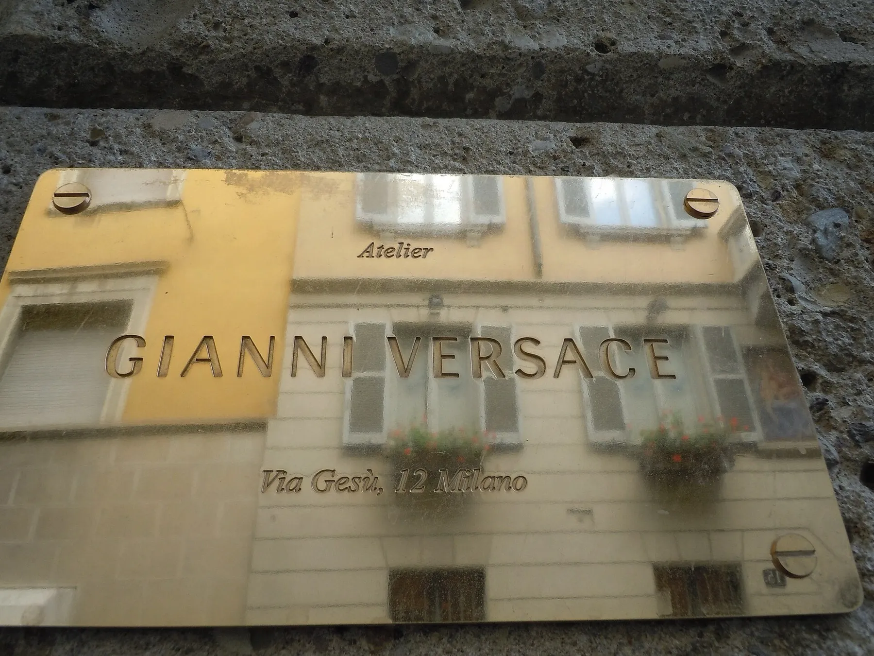 Plaque dorée de l'Atelier Gianni Versace, via Gesù à Milan