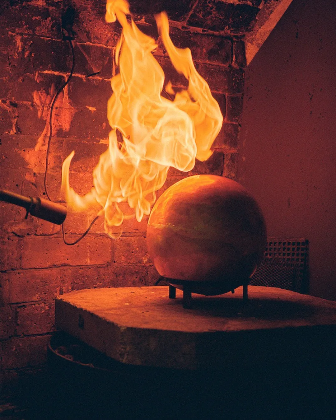 Sphère de laiton du Ballon d'Or passée à la flamme dans l'atelier d'orfèvrerie Mellerio
