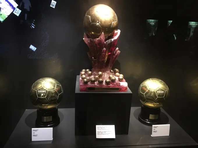 Les deux Ballons d'Or d'Alfredo Di Stéfano et son Super Ballon d'Or exposés au musée du Real Madrid