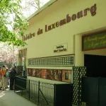 Façade jaune du Théâtre du Luxembourg et ses affiches, théâtre de marionnettes du jardin du Luxembourg à Paris