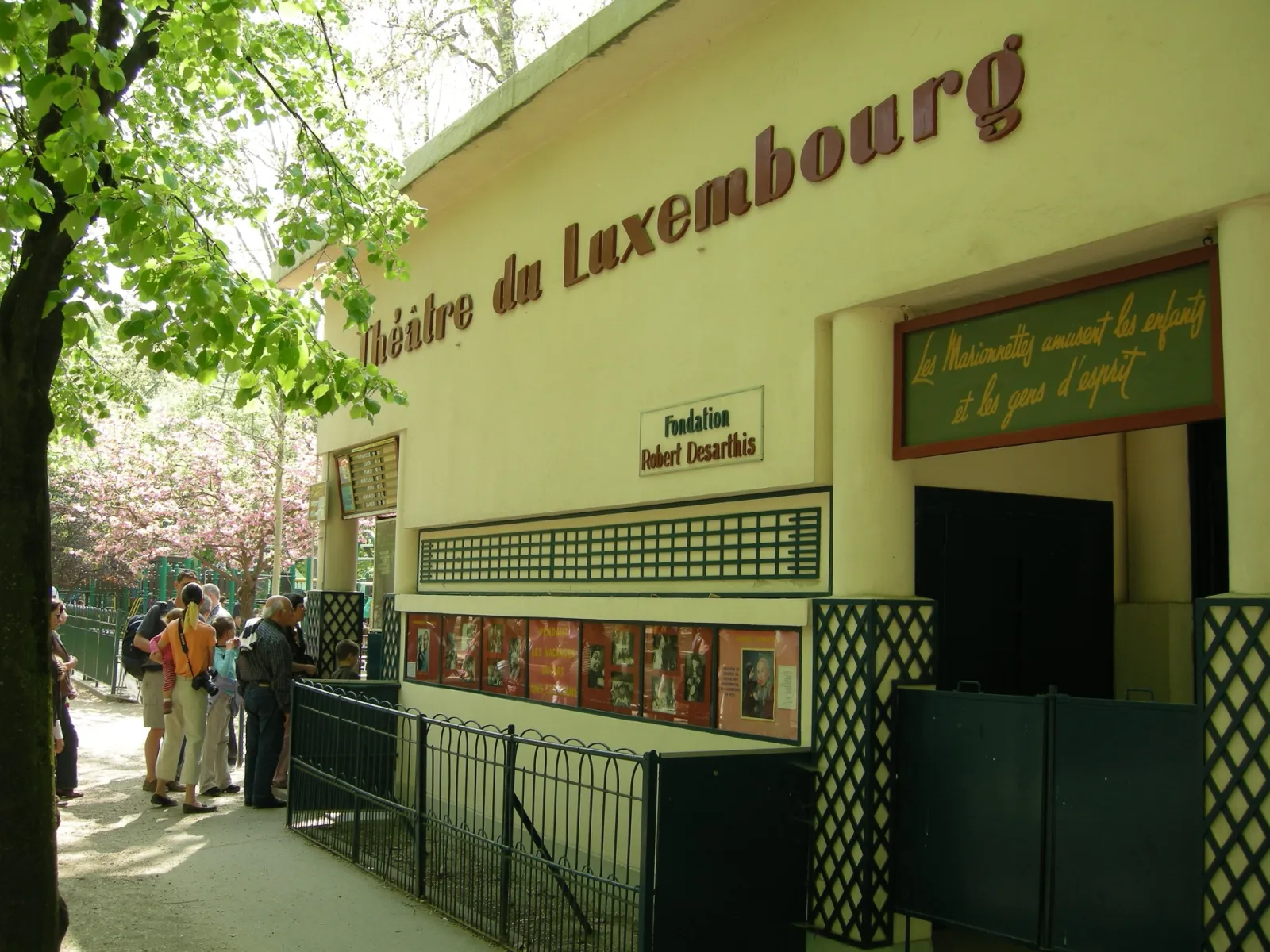 Façade jaune du Théâtre du Luxembourg et ses affiches, théâtre de marionnettes du jardin du Luxembourg à Paris