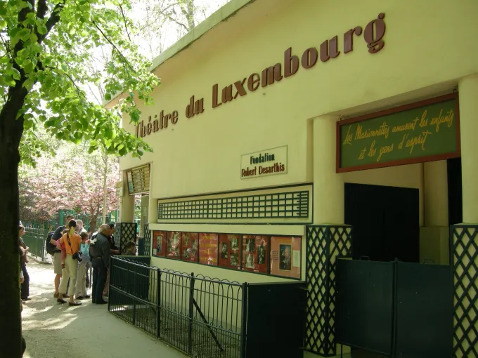 Façade jaune du Théâtre du Luxembourg et ses affiches, théâtre de marionnettes du jardin du Luxembourg à Paris