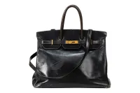 Le Birkin original de Jane Birkin, sac Hermès en cuir box noir adjugé 8,6 millions d'euros chez Sotheby's Paris en 2025