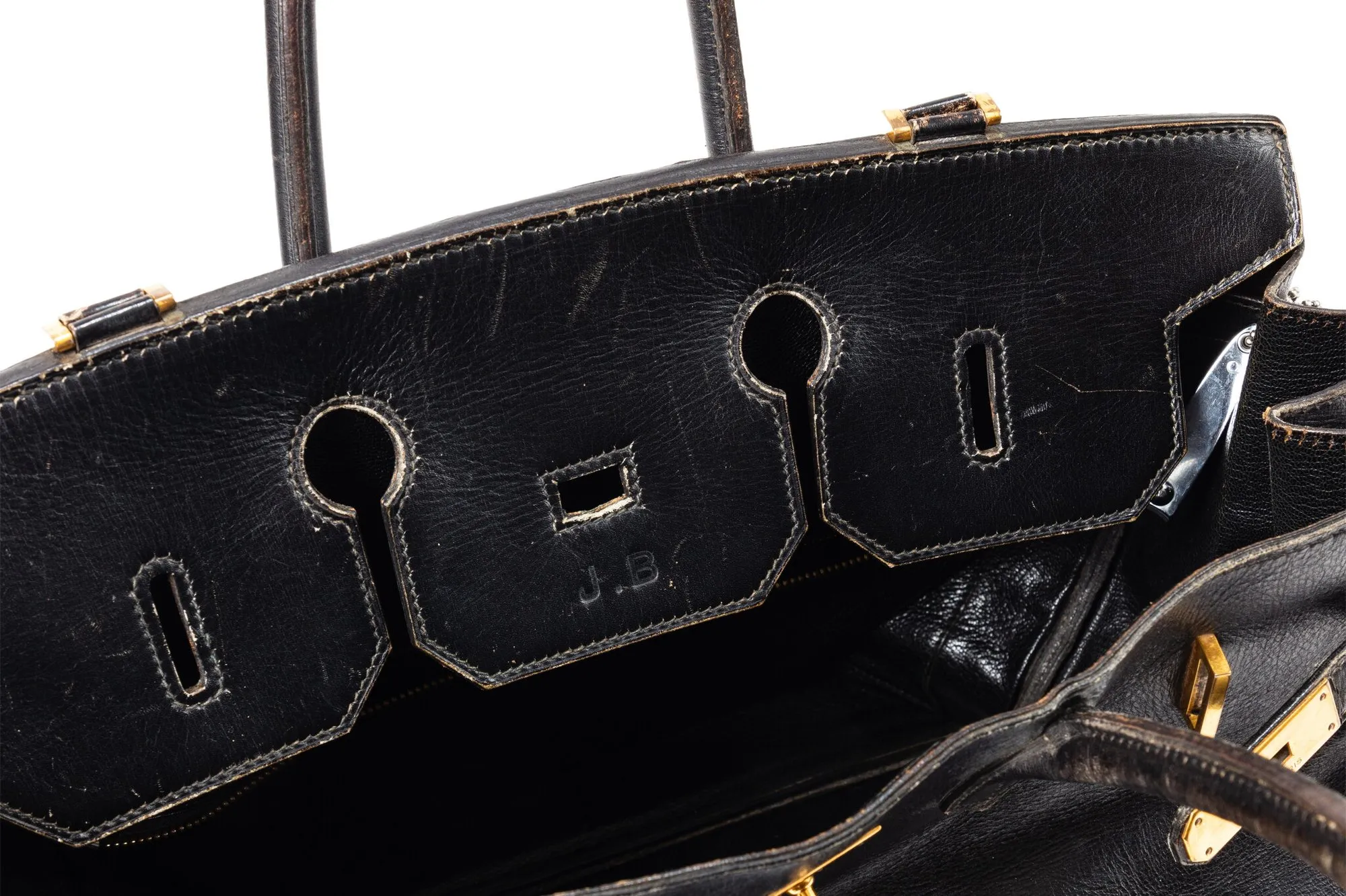Initiales J.B. gravées sur le rabat du Birkin original de Jane Birkin