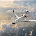 Bombardier Global 8000 en vol au-dessus des nuages