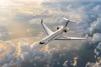 Bombardier Global 8000 en vol au-dessus des nuages