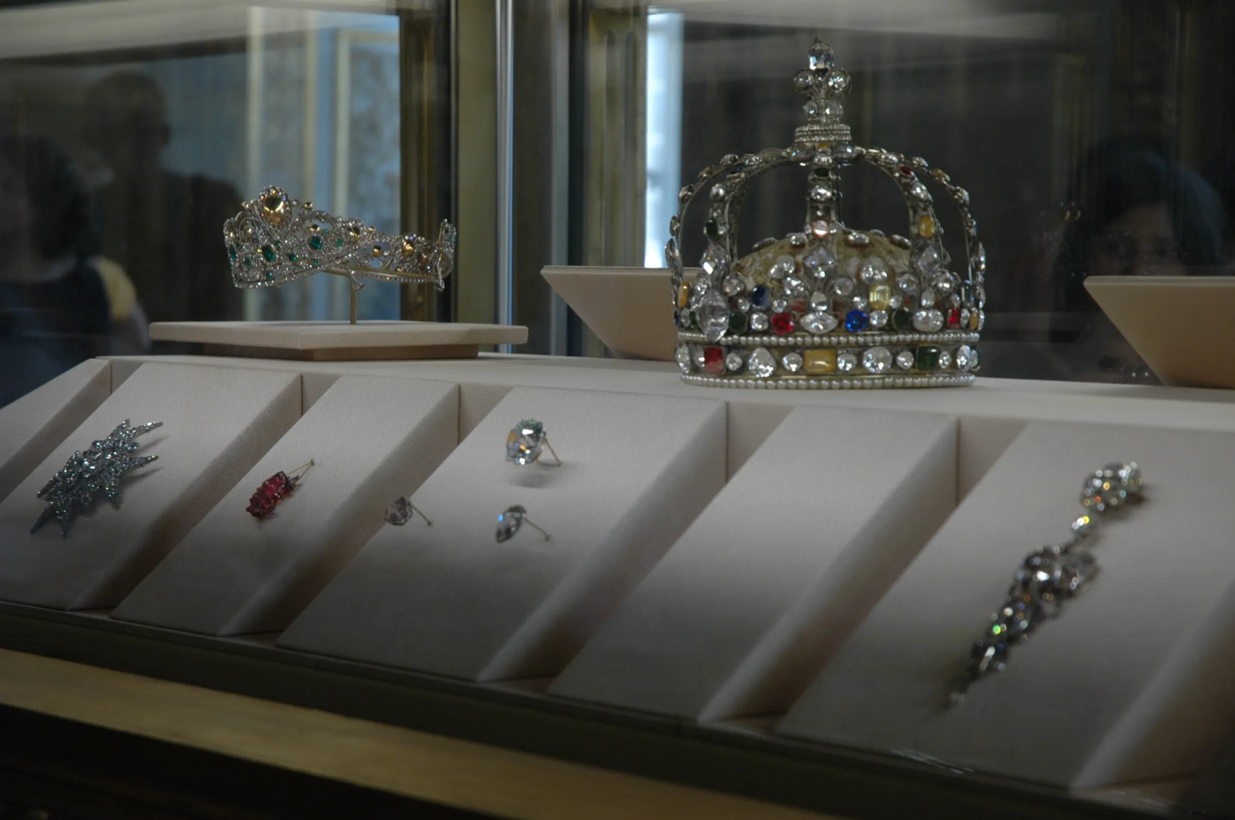 Vitrine des diamants de la Couronne au Louvre en 2005, avec la broche reliquaire à droite et la couronne de Louis XV