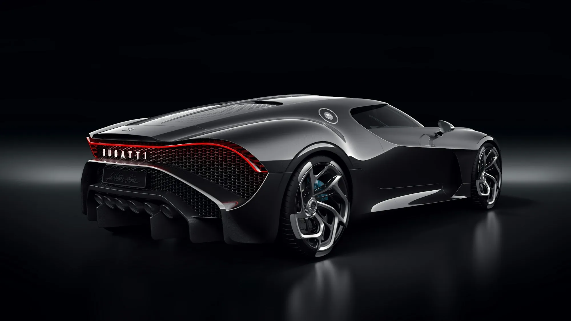 Arrière de la Bugatti La Voiture Noire et ses six sorties d'échappement