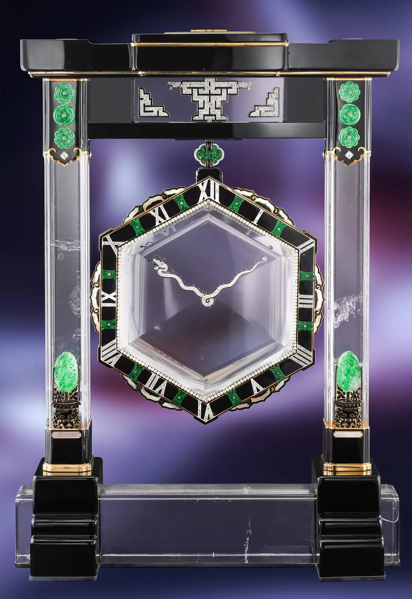 Pendule mystérieuse Portique n° 4 de Cartier, cadran hexagonal suspendu entre deux colonnes de cristal de roche sous un fronton noir