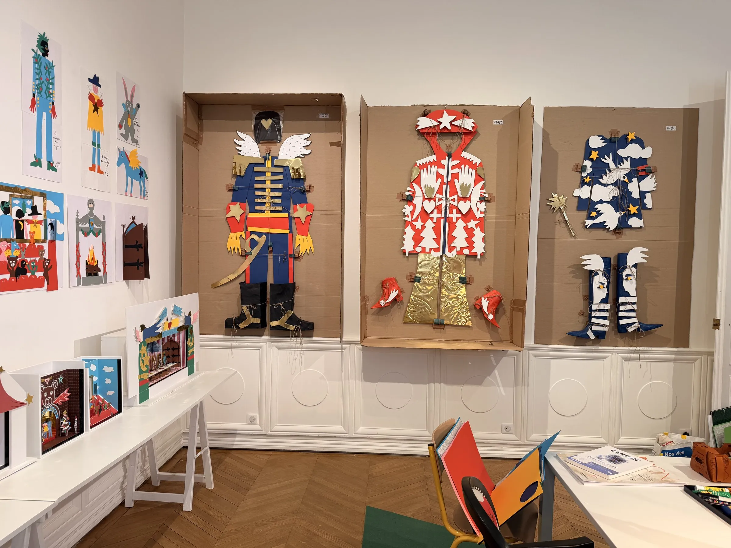Panoplies en carton et dessins colorés de Jean-Charles de Castelbajac pour le Noël 2026 des Galeries Lafayette