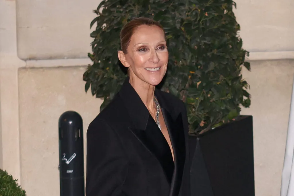 Céline Dion : après son collier Boucheron, sa bague Bulgari Serpenti fait sensation - La Revue du Luxe