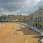 La Grande Plage de Biarritz à marée basse et le Casino municipal Art déco, bordés par la promenade