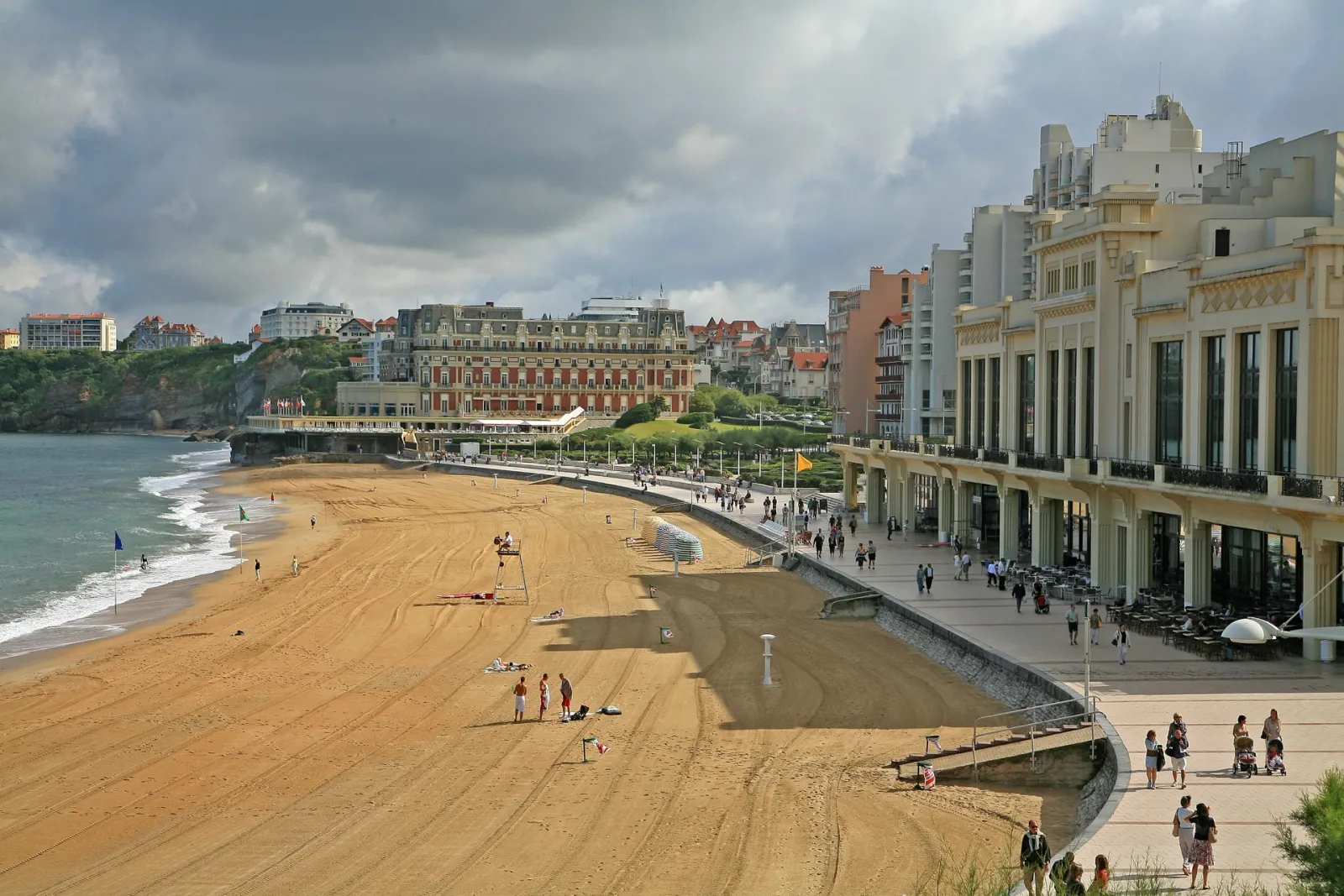 La Grande Plage de Biarritz à marée basse et le Casino municipal Art déco, bordés par la promenade