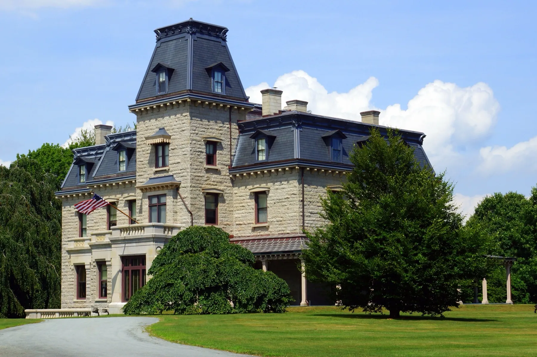 Chateau-sur-Mer à Newport, villa de pierre aux toits mansardés d'ardoise, entourée de pelouses