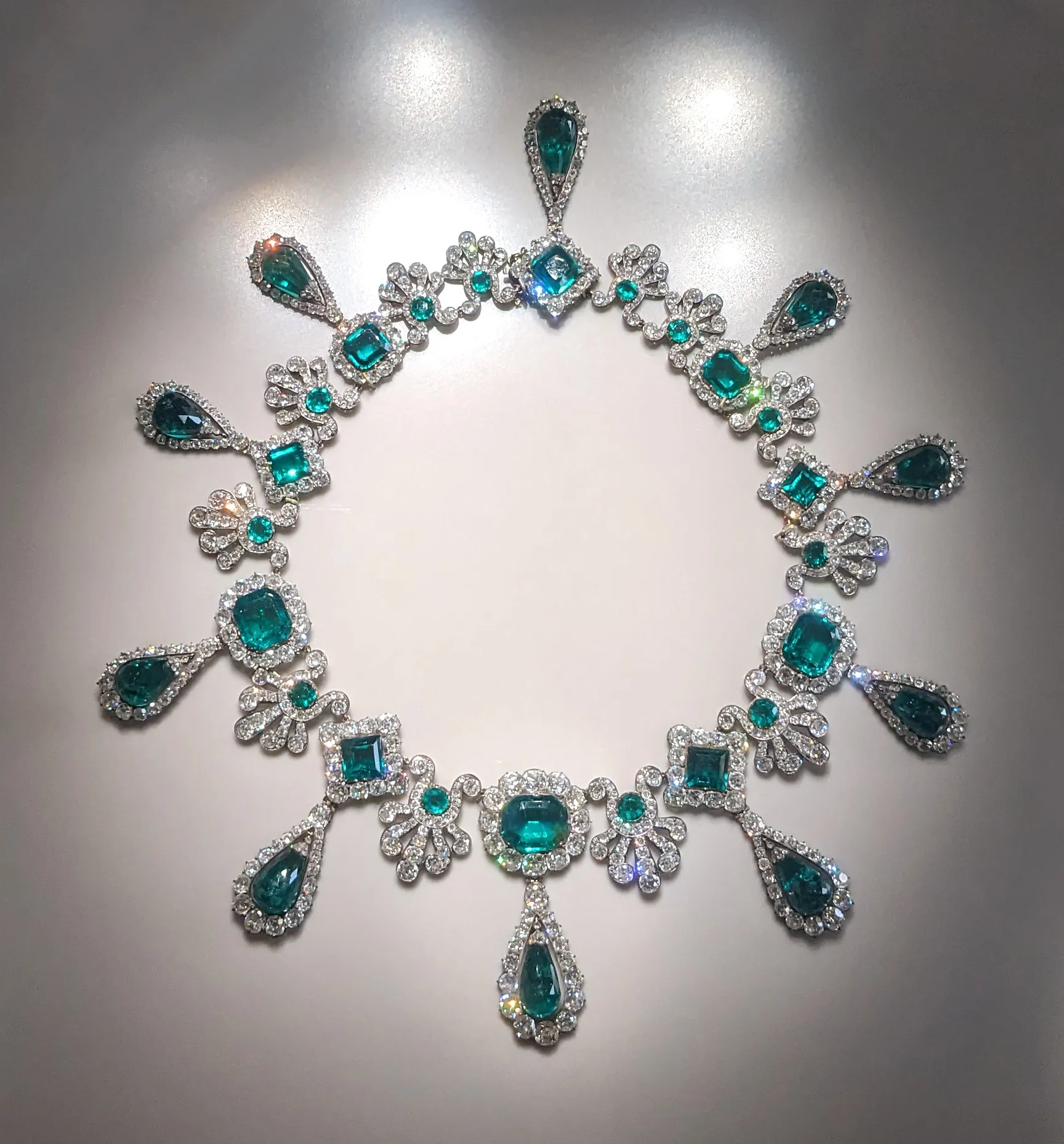 Collier en émeraudes et diamants de la parure de l'impératrice Marie-Louise, volé au Louvre