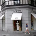 Boutique Loewe à l'angle d'un immeuble de la calle de Serrano à Madrid, vitrine avec mannequin et stores blancs