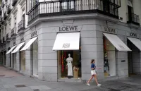 Boutique Loewe à l'angle d'un immeuble de la calle de Serrano à Madrid, vitrine avec mannequin et stores blancs