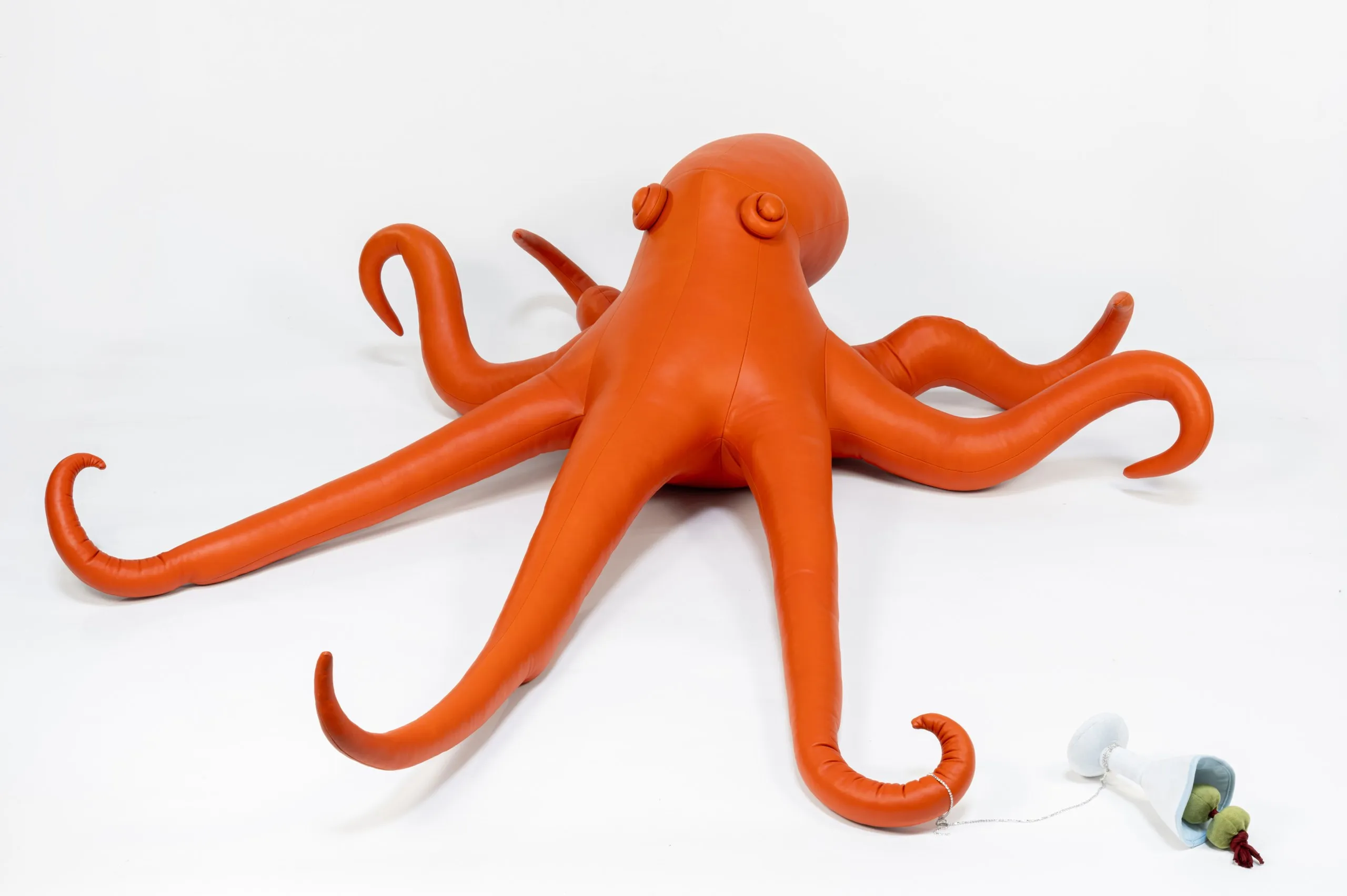 Pieuvre orange en cuir de Cosima von Bonin, sculpture Dolly 1