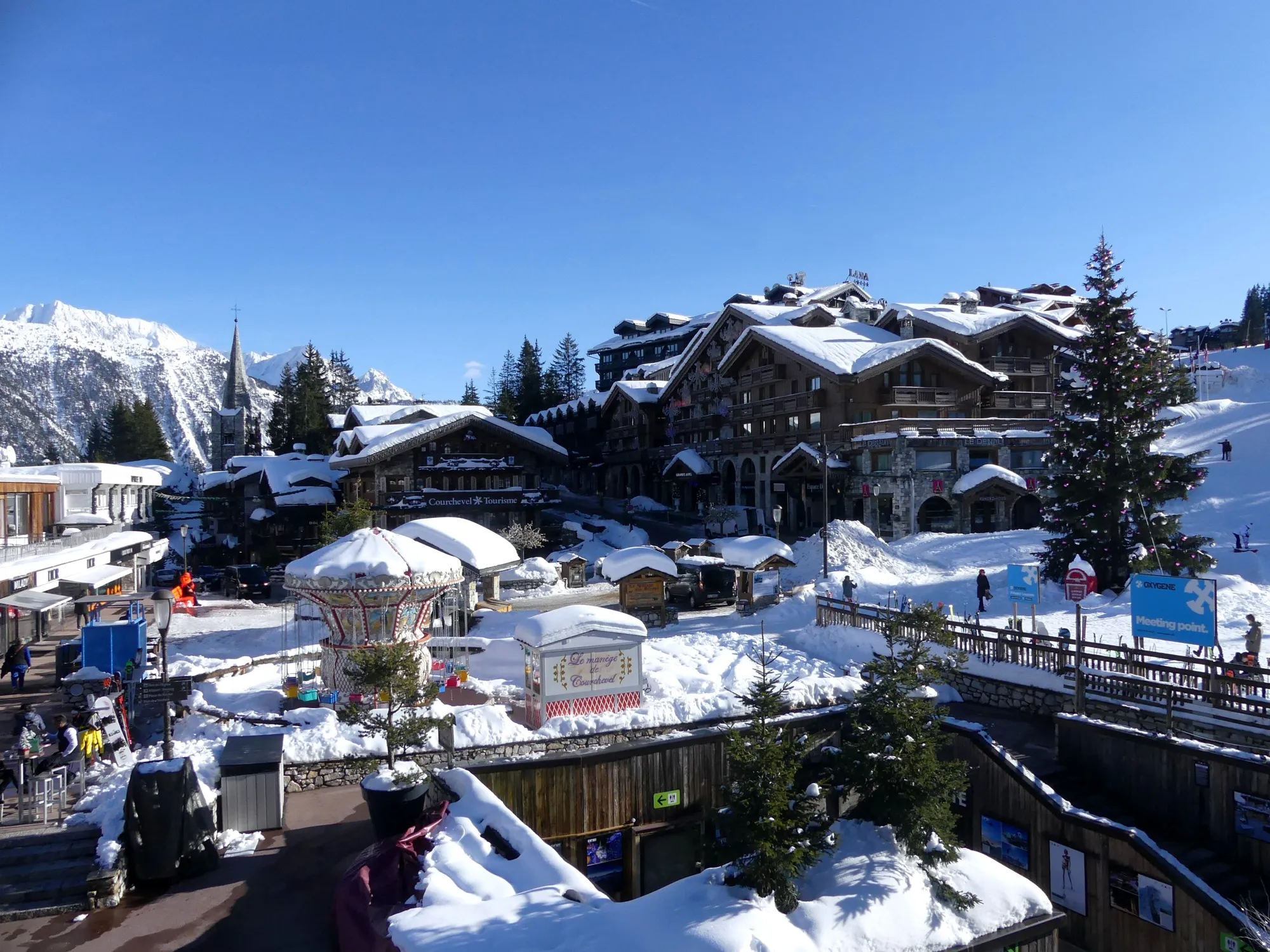 Los chalés-palace de Courchevel 1850 bajo la nieve
