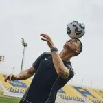 Cristiano Ronaldo jongle de la tête avec un ballon dans un stade, bracelet WHOOP au poignet