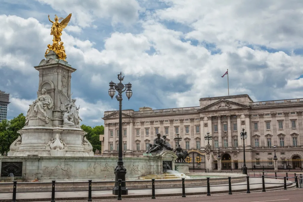 Des objets découverts lors des travaux révèlent l'histoire cachée de Buckingham Palace - La Revue du Luxe