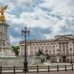 Des objets découverts lors des travaux révèlent l'histoire cachée de Buckingham Palace - La Revue du Luxe