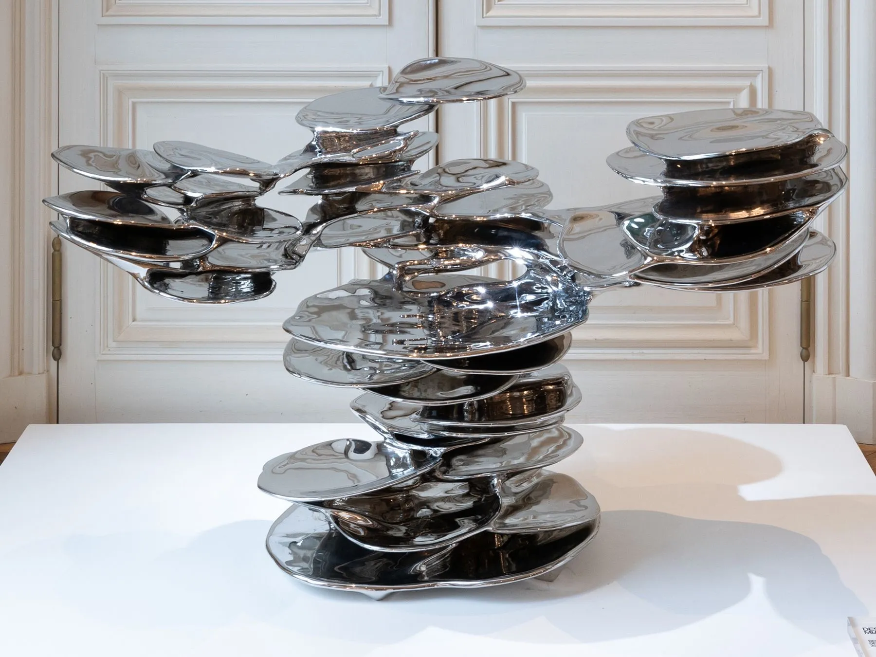 Pièce en métal poli aux disques superposés présentée par la Galerie Maria Wettergren à Design Miami Paris 2026
