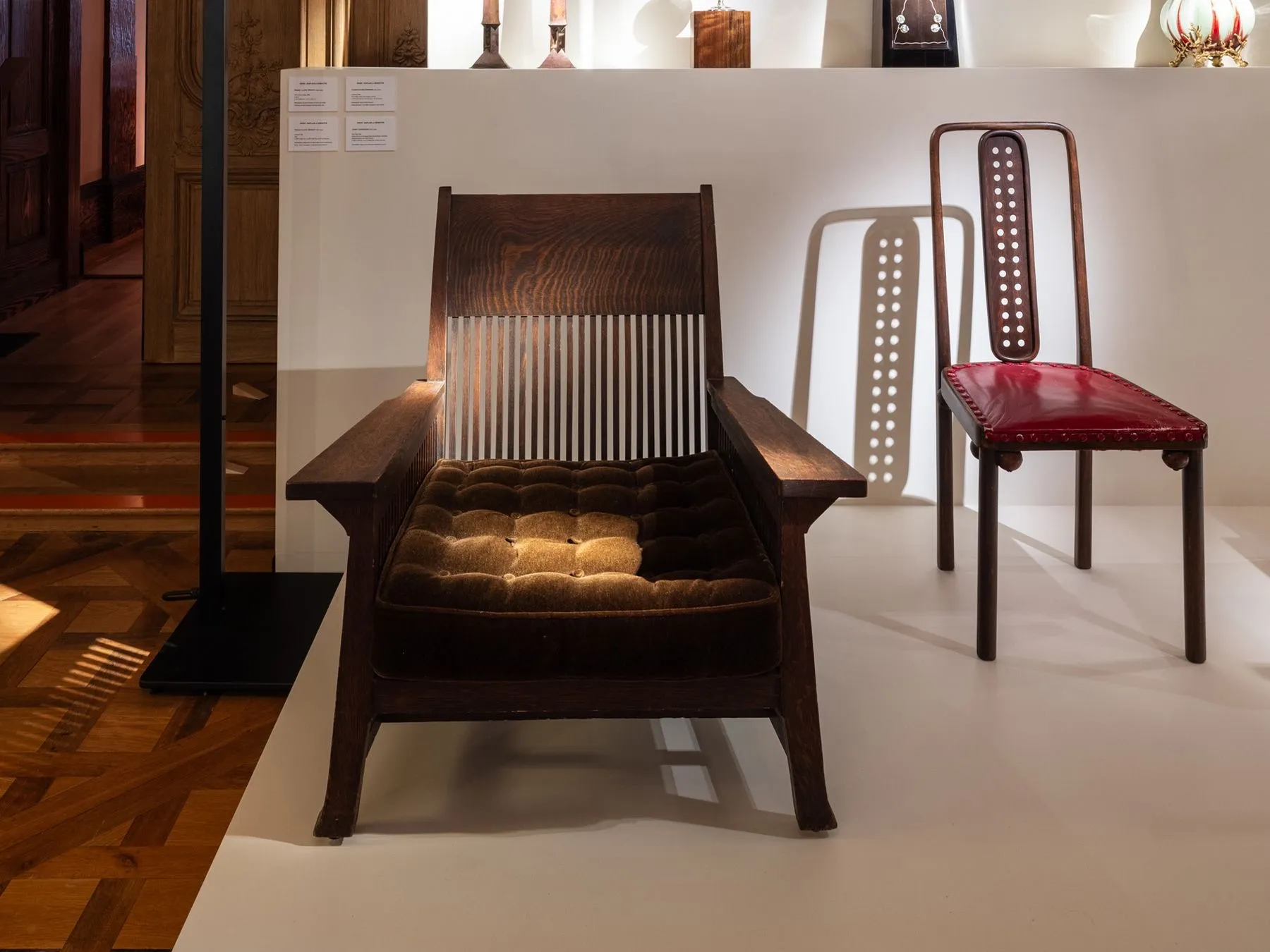 Fauteuil en chêne à barreaux et chaise à dossier ajouré sur le stand Graf, Kaplan & Zemaitis à Design Miami Paris 2026