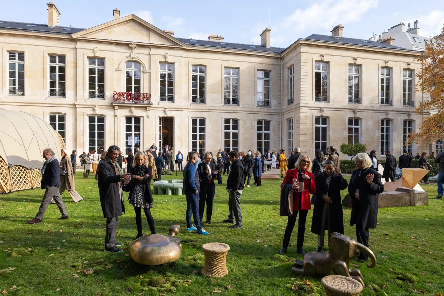 Visiteurs dans le jardin de l'hôtel de Maisons devant la façade du XVIIIe siècle, sculptures en bronze sur la pelouse
