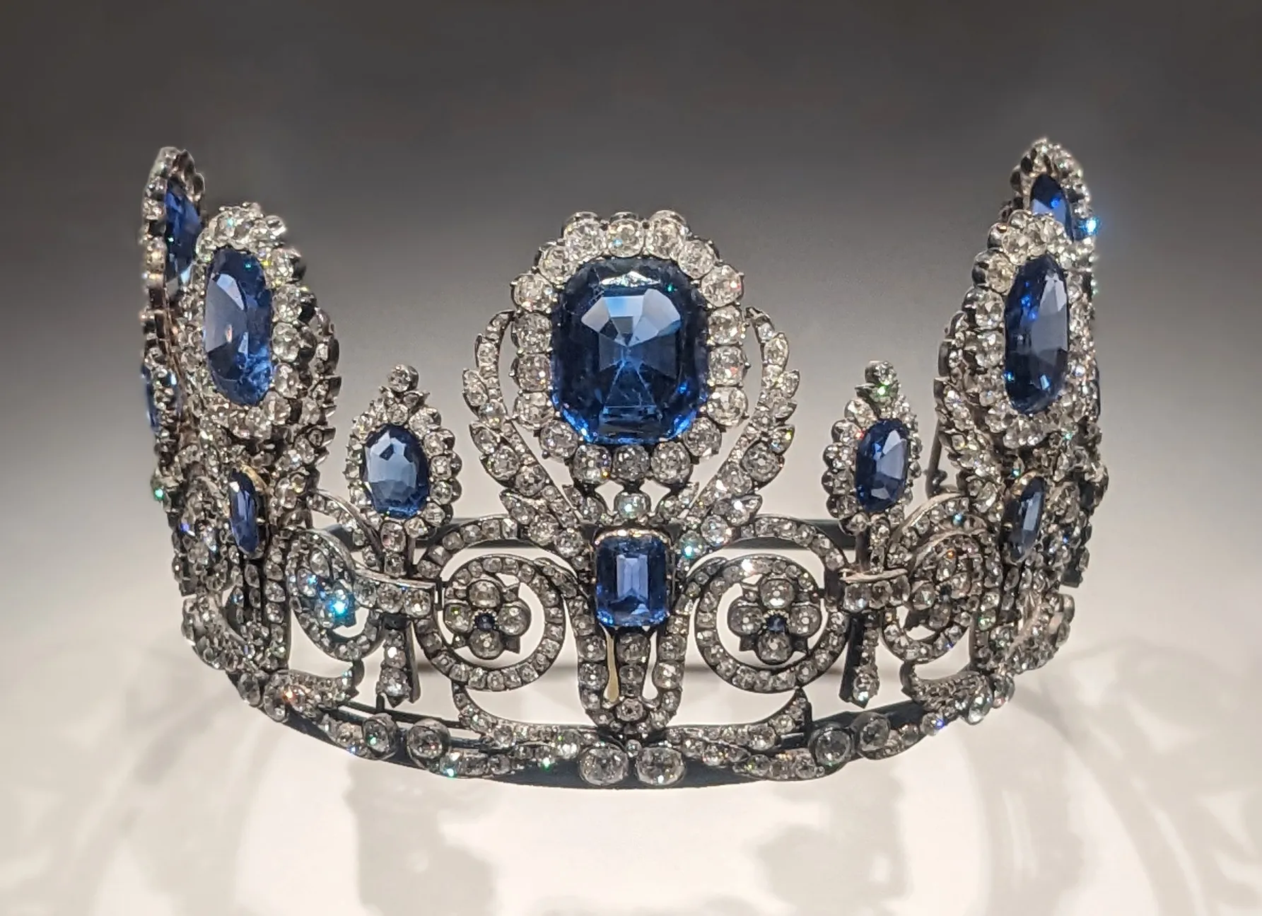 Diadème en saphirs et diamants de la parure de la reine Marie-Amélie et de la reine Hortense