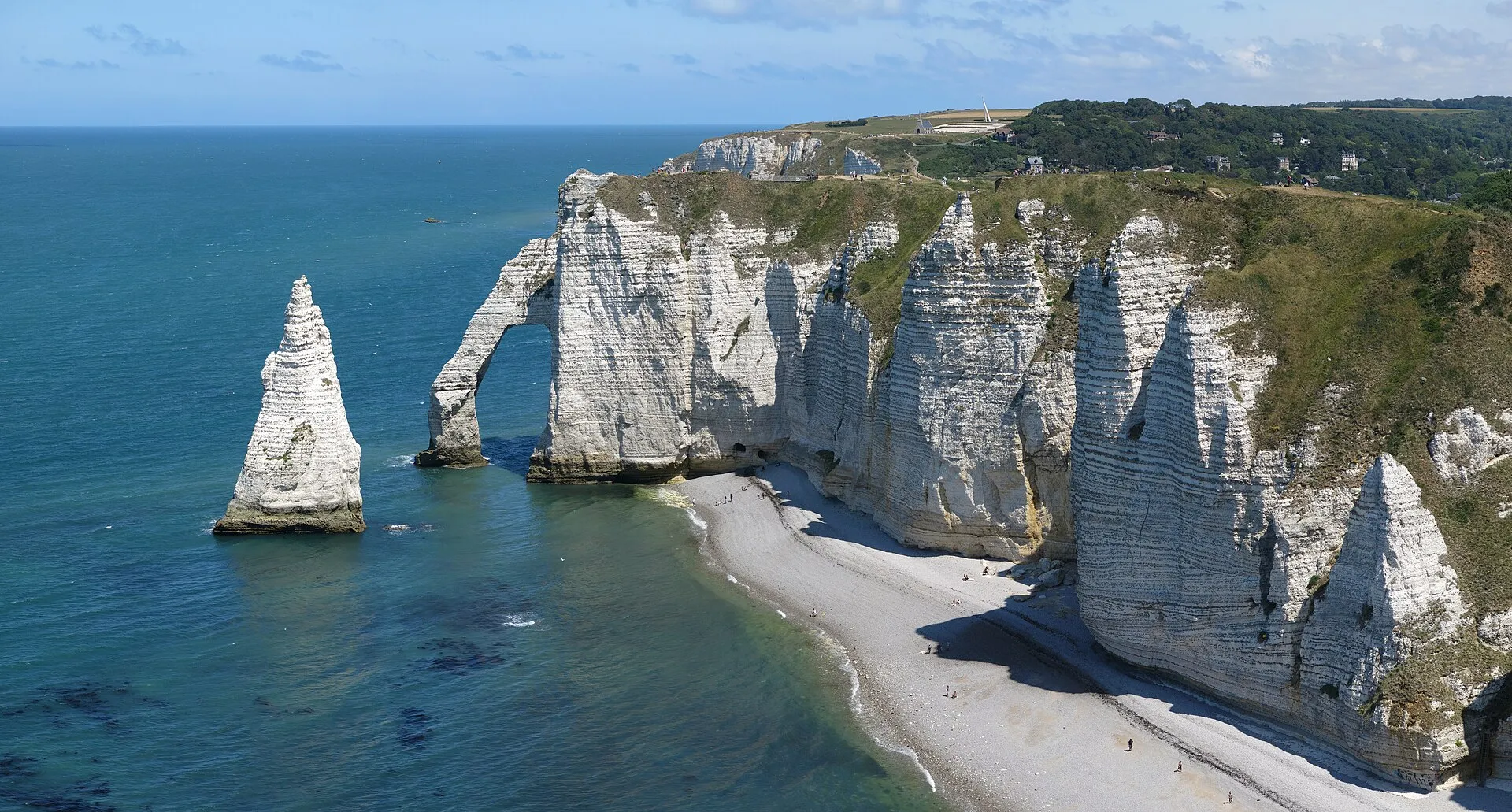 L'Aiguille et la porte d'Aval à Étretat vues depuis la Manneporte, décor de L'Aiguille creuse de Maurice Leblanc