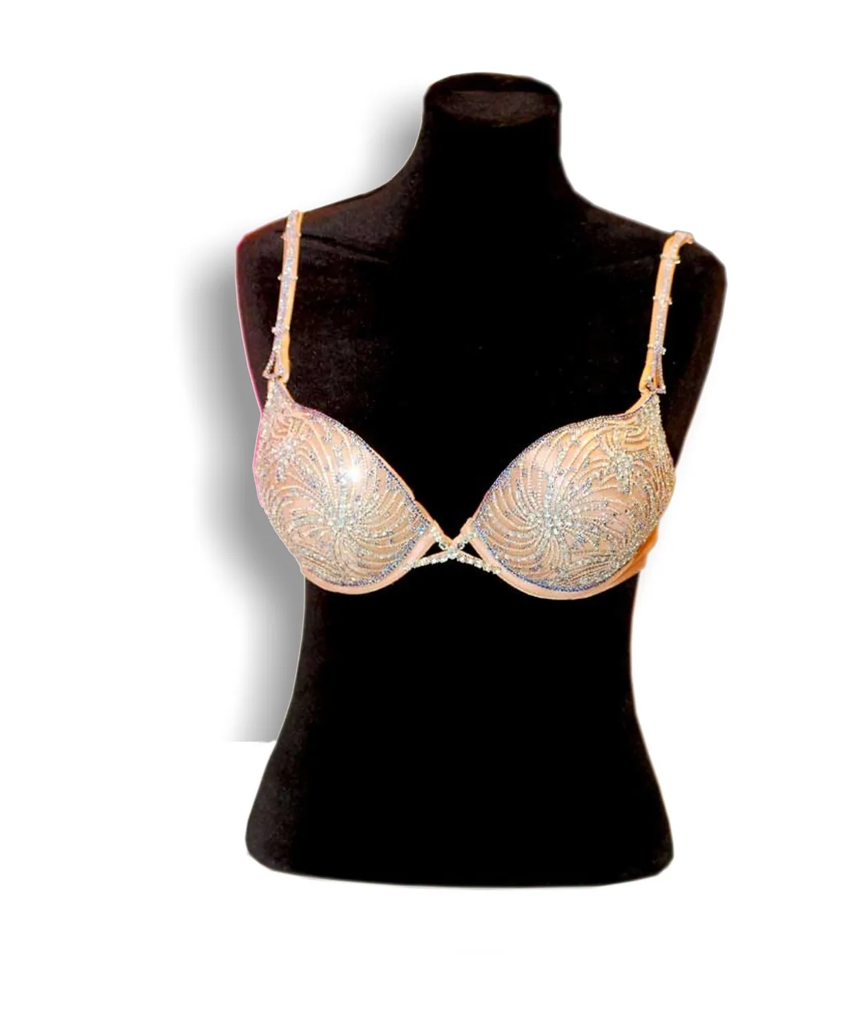 Le Fantasy Bra 2010 de Victoria's Secret signé Damiani, soutien-gorge pavé de pierres présenté sur un buste noir
