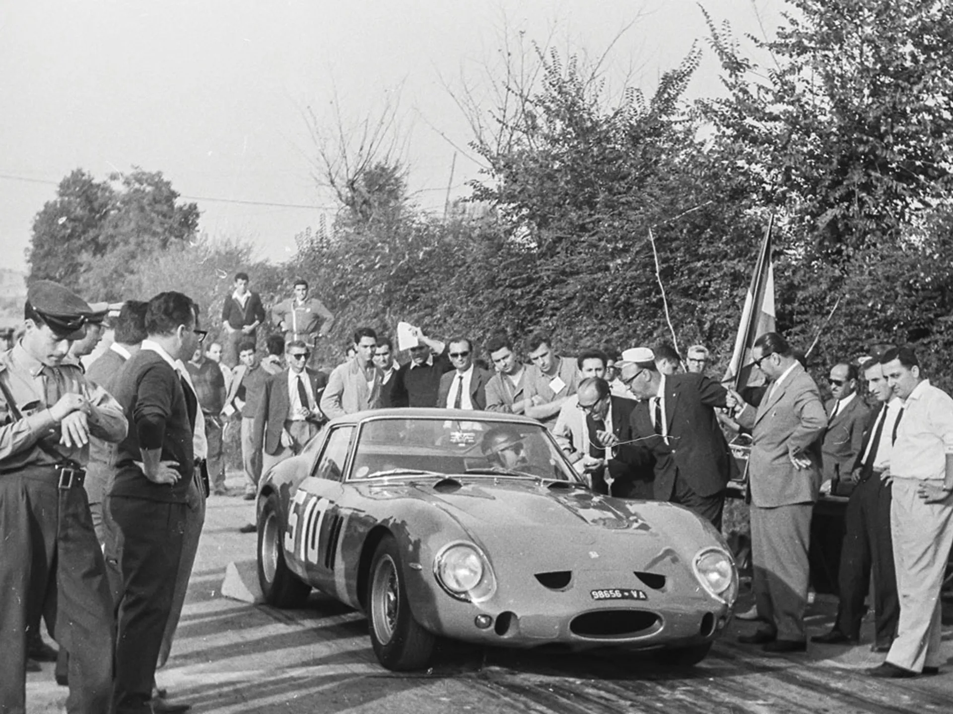 Ferrari 250 GTO chasis 3413GT pilotado por Edoardo Lualdi en la Coppa Fagioli de 1962, foto en blanco y negro