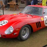 Ferrari 250 GTO rouge de 1962 numéro 22 exposée sur gazon