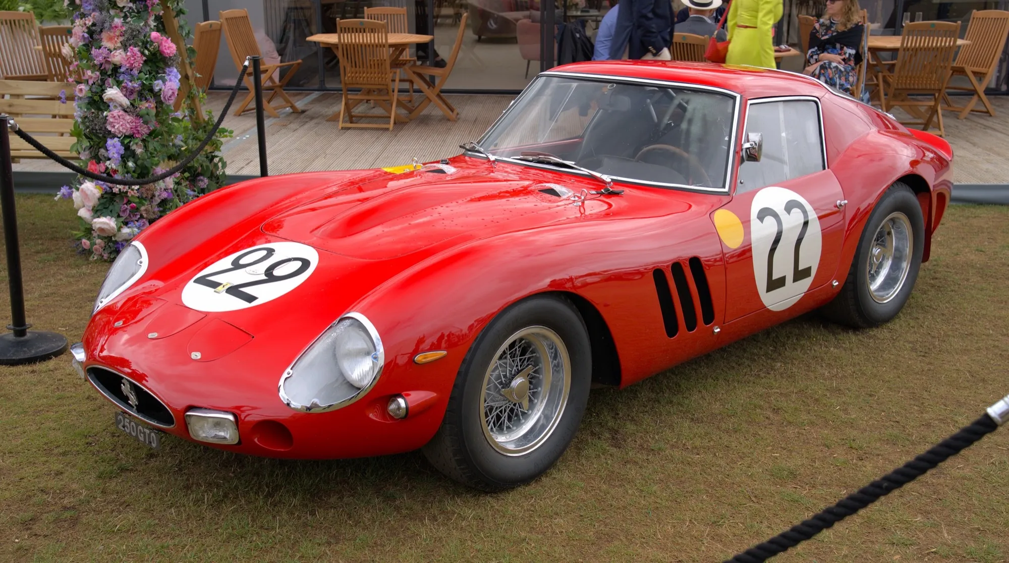 Ferrari 250 GTO rouge de 1962 numéro 22 exposée sur gazon