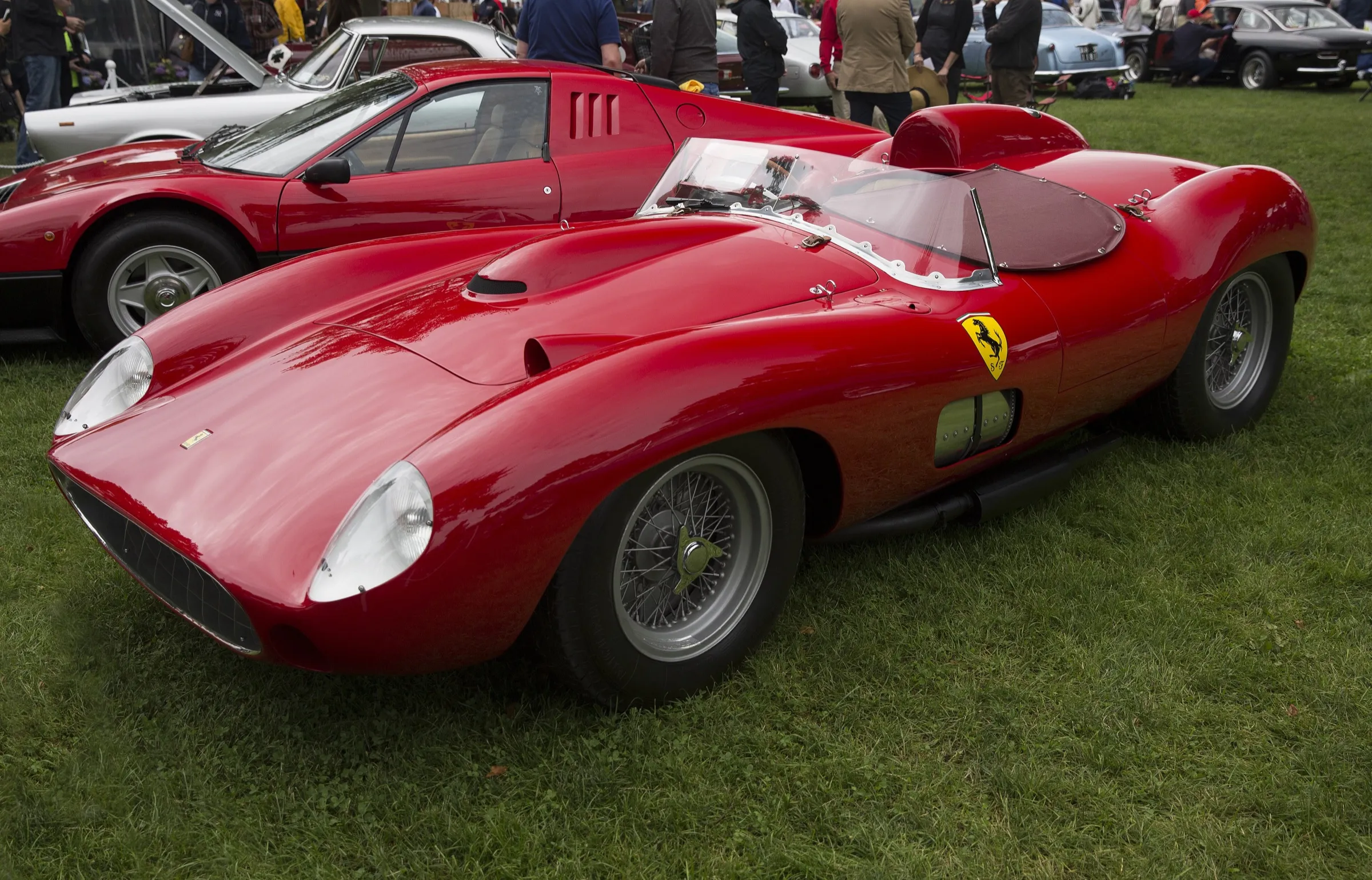 Ferrari 335 Sport Spider Scaglietti rojo de 1957 expuesto en el césped de un concurso de elegancia