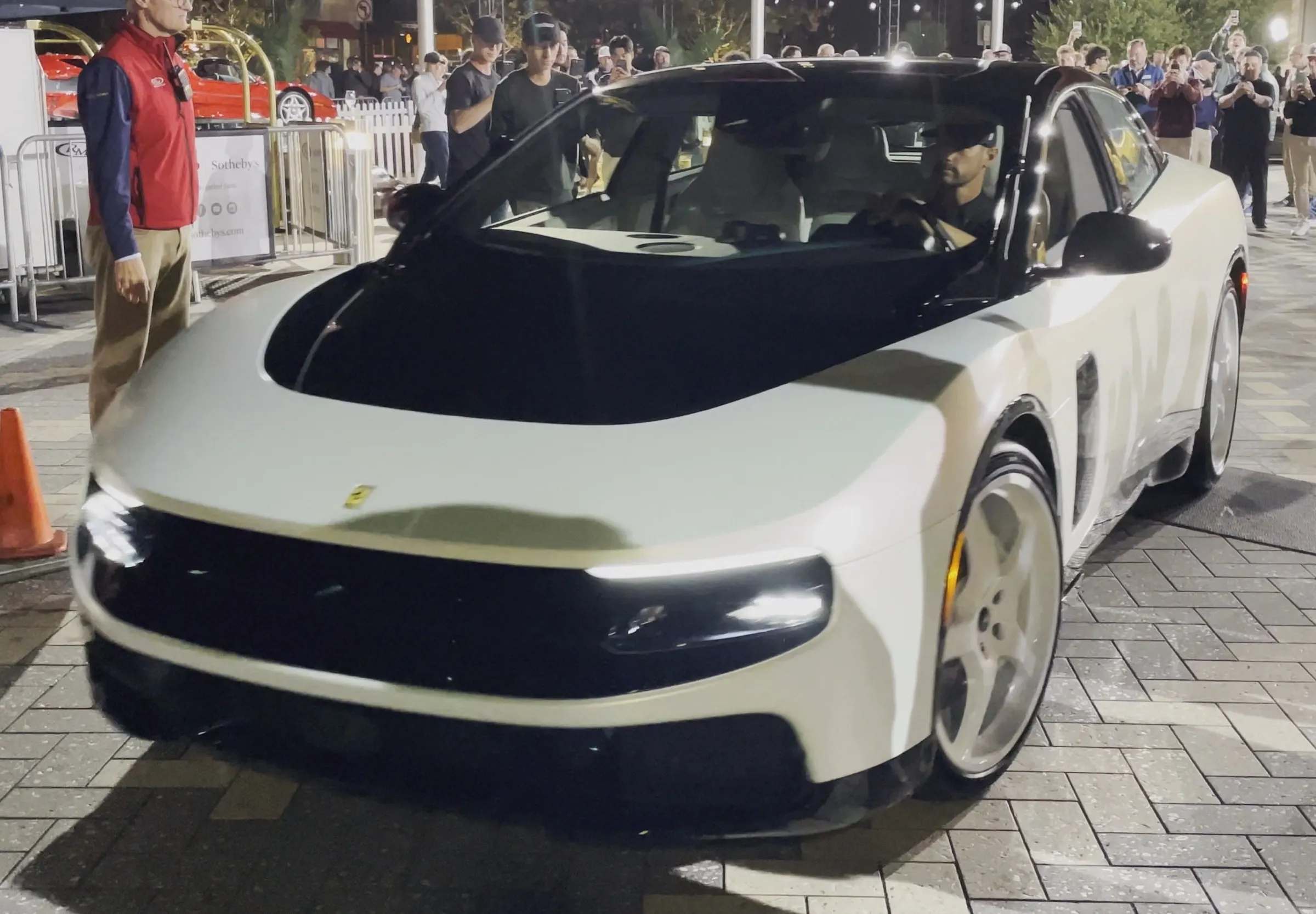Ferrari Luce Tailor Made Chassis 0 blanco presentado en la subasta de RM Sotheby's en Monterey en agosto de 2026