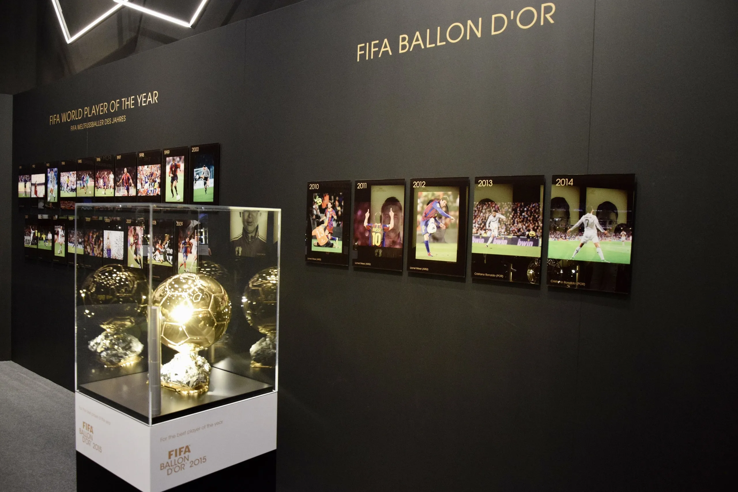 Vitrine du FIFA Ballon d'Or au musée de la FIFA à Zurich