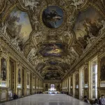 La galerie d'Apollon du musée du Louvre, sous son plafond peint et doré, où huit joyaux ont été volés le 19 octobre 2025
