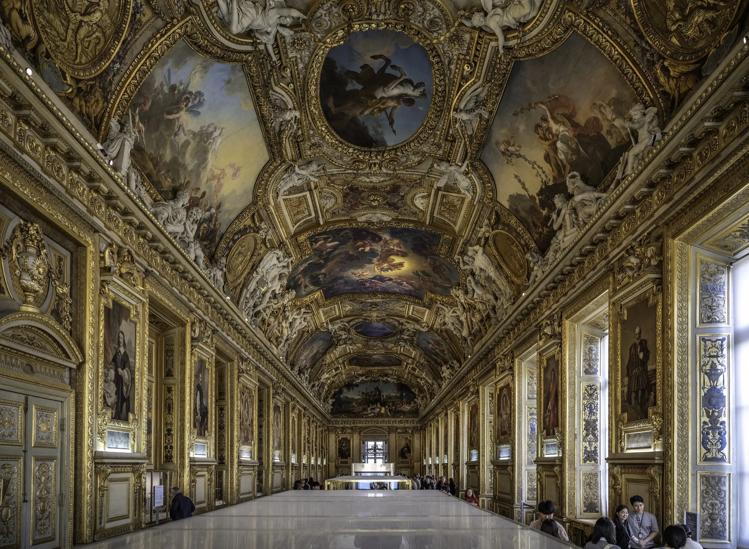 La galerie d'Apollon du musée du Louvre, sous son plafond peint et doré, où huit joyaux ont été volés le 19 octobre 2025