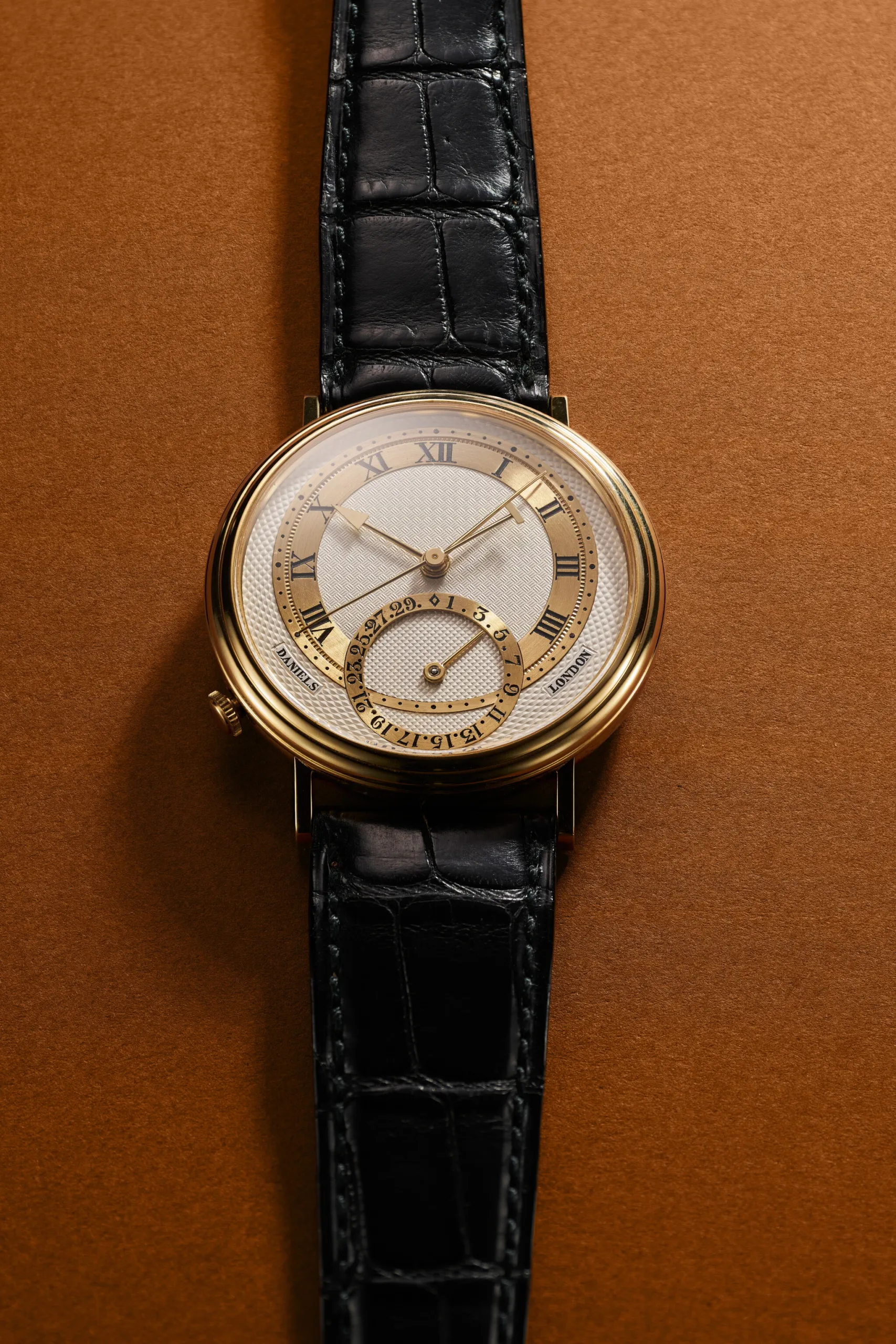 Montre George Daniels Millennium en or jaune de 2001, cadran guilloché argenté et anneaux des heures et de la date